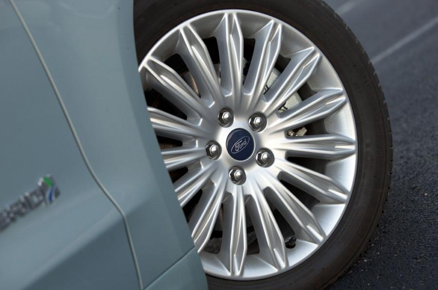  Ford Fusion Hybrid SE 2013 года  (фото 24 из 26)